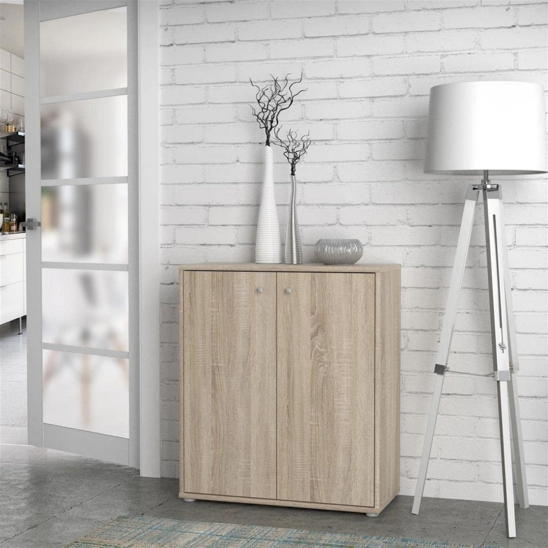 Runde Griffknoepfe und geschlossenen Stauraum bestimmen das Sideboard