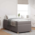 Das Boxspringbett nimmt mit 90 x 200 cm Gestalt an