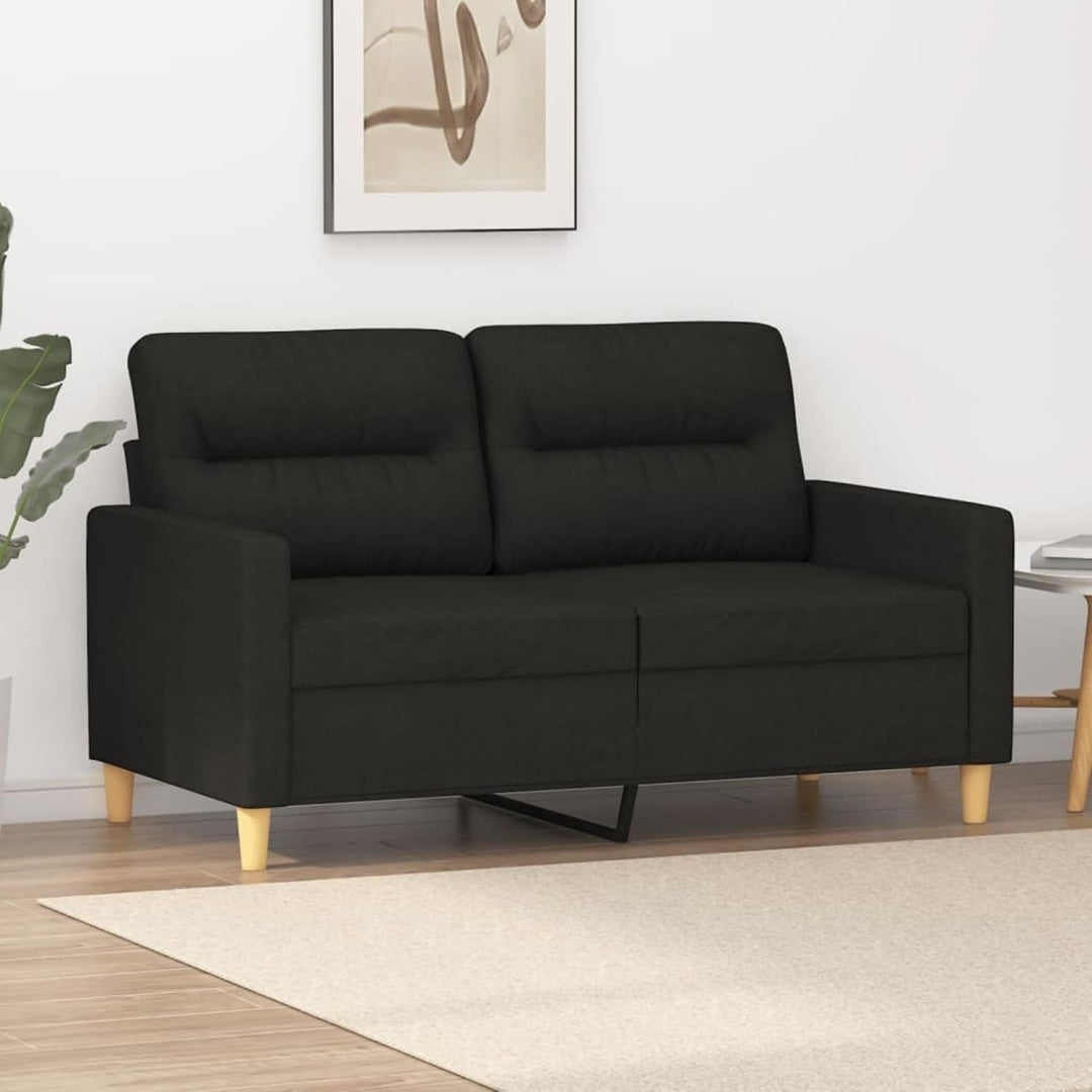 Ein Metallgestell und weiche Polster an dem Sofa