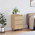 Ein Metallgestell an dem Sideboard aus Holzwerkstoff
