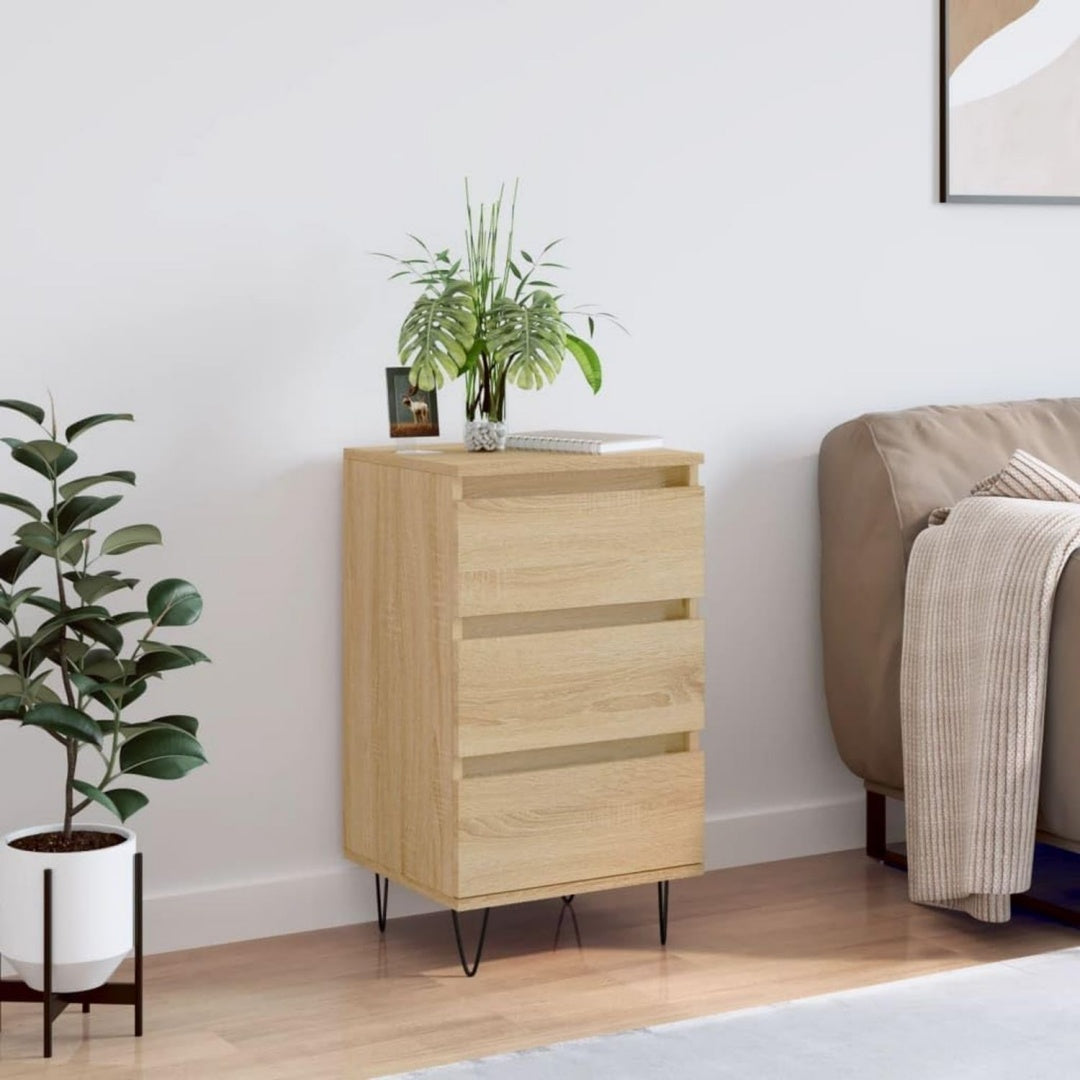 Ein Metallgestell an dem Sideboard aus Holzwerkstoff