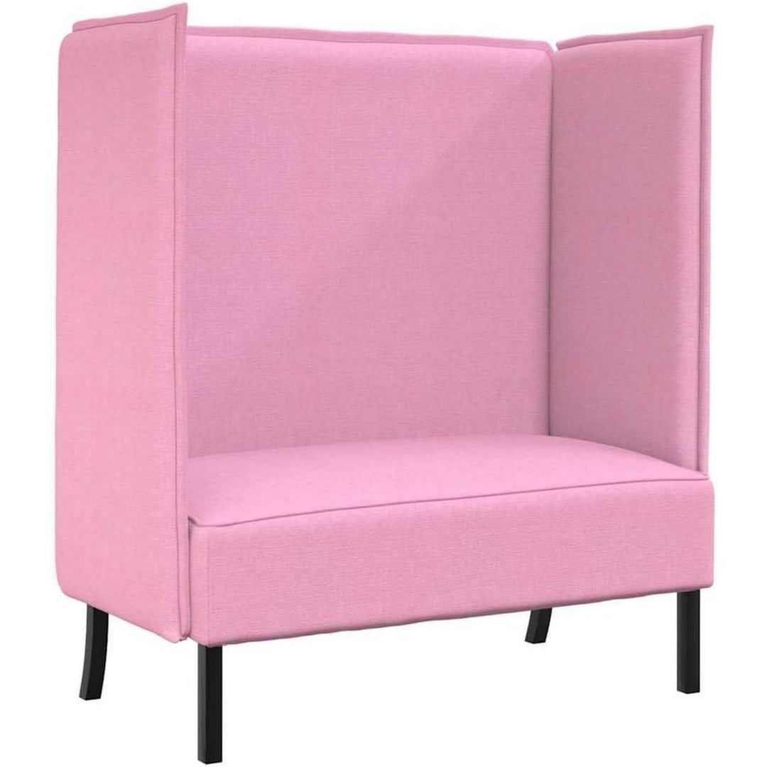 Eine hohe Rueckenlehne an dem Sofa